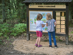 V Hradci Králové se otevřela nová naučná stezka pro děti. Začíná v kempu Stříbrný rybník