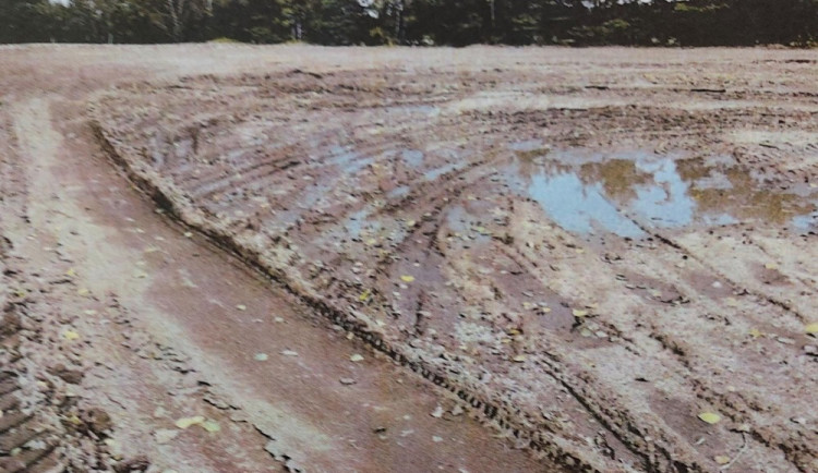 poničená orná půda