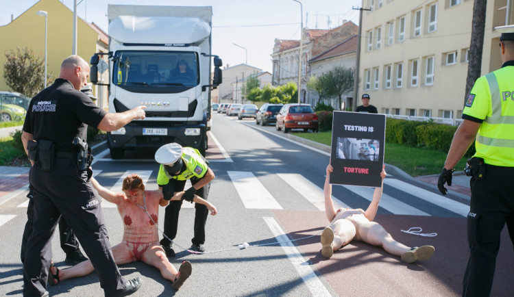 Aktivistky na jižní Moravě se kvůli zvířatům svlékly a polily umělou krví