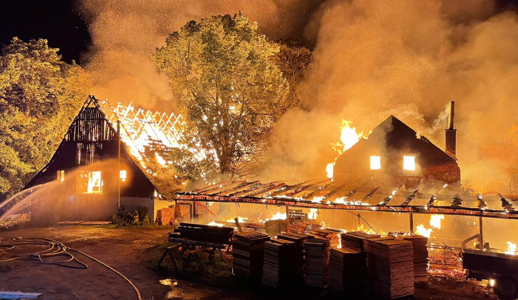 FOTO: Celou noc hasiči likvidovali požár pily v Rokytnici v Orlických horách. Škoda se šplhá do milionů