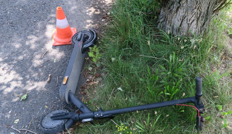 Další zranění na elektrické koloběžce. Muž obličejem spadl na řidítka a chodník