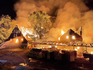 FOTO: Celou noc hasiči likvidovali požár pily v Rokytnici v Orlických horách. Škoda se šplhá do milionů