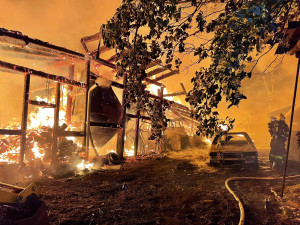 Celou noc hasiči likvidovali požár pily v Rokytnici v Orlických horách. Škoda se šplhá do milionů
