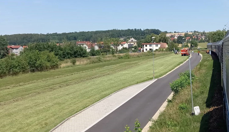 Střet vlaku s člověkem uzavřel přejezd u Českých Budějovic. Senior nejspíš neslyšel varování