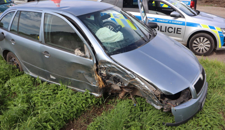 Naboural s právě ukradeným autem. Zloděj z místa nehody utekl, pátrá po něm policie