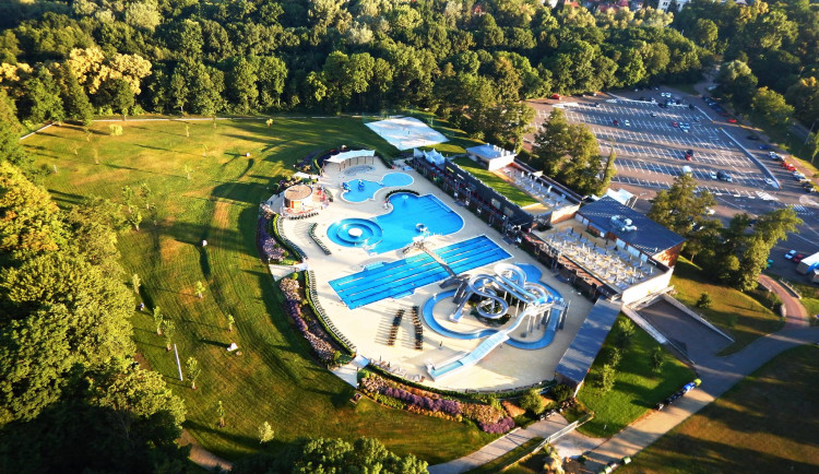 Město omezí parkování kamionům a autobusům na Flošně. Více místa bude pro osobní vozidla