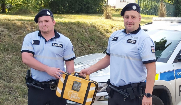 Na Frýdlantsku zkolaboval senior, jeho život pomohli zachránit policisté pomocí defibrilátoru