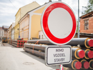Dopravu mezi Hradcem Králové a Jičínem komplikuje oprava silnice v Ostroměři