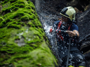 Ve skalách na Broumovsku hořelo. Příčinou byla pravděpodobně nedbalost