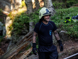 Ve skalách na Broumovsku hořelo. Příčinou byla pravděpodobně nedbalost