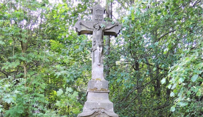 V Trutnově se pustili do oprav drobných památek. Opravují se kříže, pomníky i boží muka