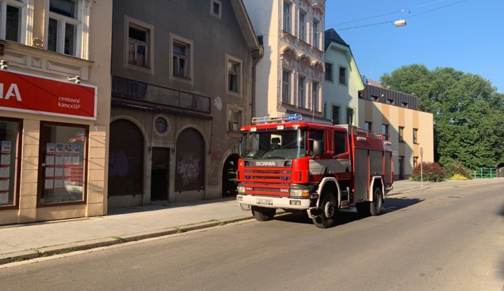 Hasiči zasahovali v centru Českých Budějovic. Hořelo v domě, kde se shlukují bezdomovci