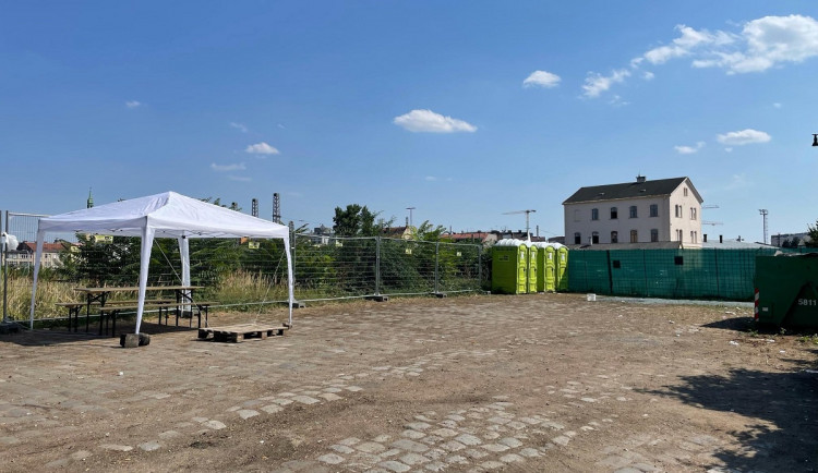 Brno uklidilo a zavřelo oplocené centrum po ukrajinských Romech. Odjeli do Maďarska