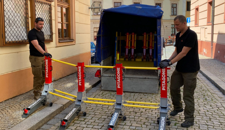 Znojmo koupilo mobilní bariéry, které chrání lidi před útočníkem v autě