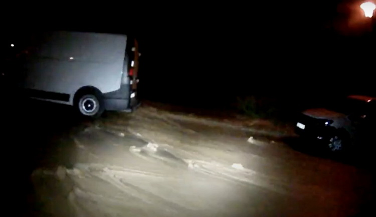 Brnem se v noci valila voda. Potrubí prasklo u základní školy