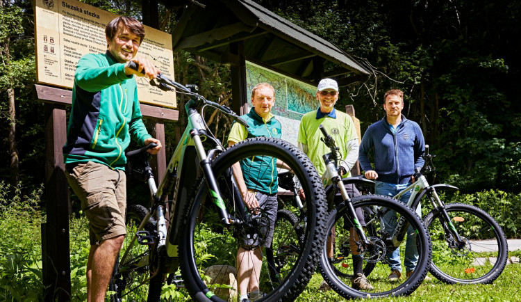 Strážci Krkonoš mají nová elektrokola. Poslouží jim při výkonu strážní služby