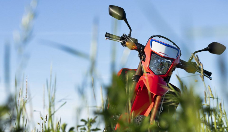 Více než pětina motorek na českém trhu má stočený tachometr