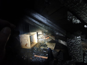 Požár bytového domu v Úpici připravil o domov 17 lidí. Náhradní ubytování zařídilo město