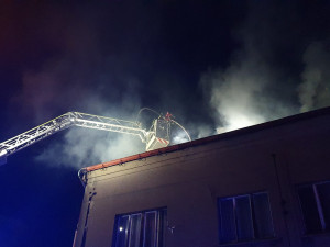 Požár bytového domu v Úpici připravil o domov 17 lidí. Náhradní ubytování zařídilo město