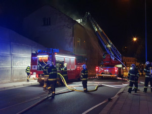 Požár bytového domu v Úpici připravil o domov 17 lidí. Náhradní ubytování zařídilo město