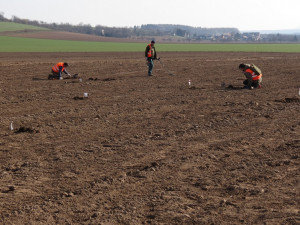 Pracovníci s detektory kovů na bojišti u Svinišťan