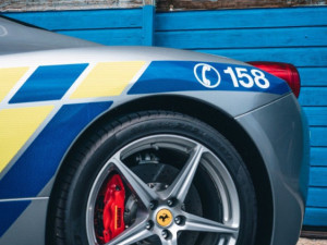 VIDEO: Ve Ferrari se proháněli kriminálníci, teď bude sloužit policistům