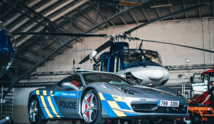 VIDEO: Ve Ferrari se proháněli kriminálníci, teď bude sloužit policistům