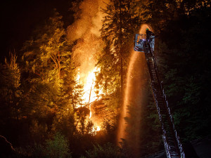 Z hradeckého kraje odjelo pomáhat na Děčínsko s hašením požárů přes deset hasičů