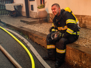 Z hradeckého kraje odjelo pomáhat na Děčínsko s hašením požárů přes deset hasičů