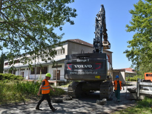 V areálu nemocnice v Rychnově nad Kněžnou začala demolice. Čeká ji modernizace
