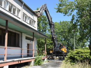 V areálu nemocnice v Rychnově nad Kněžnou začala demolice. Čeká ji modernizace