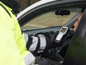 Před policejní hlídkou vjel do zákazu a příkopu. Nadýchal přes čtyři promile