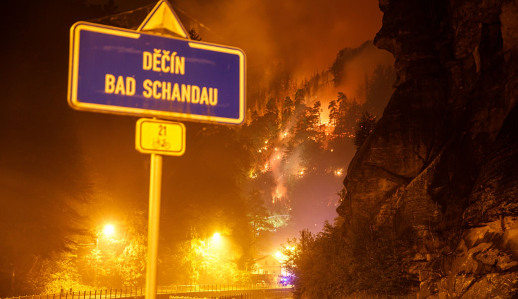 Z hradeckého kraje odjelo pomáhat na Děčínsko s hašením požárů přes deset hasičů