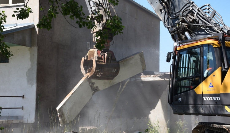 V areálu nemocnice v Rychnově nad Kněžnou začala demolice. Čeká ji modernizace