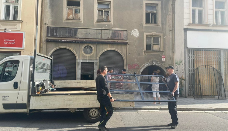 Vybydlený dům v centru chrání mříže. Chceme ho zachránit, říká nový vlastník