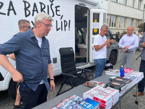 Babiš s obytňákem navštívil hradecký kraj. V Lázních Bělohrad na něj čekala technopárty