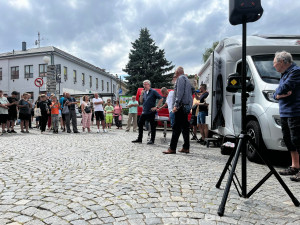 Babiš s obytňákem navštívil hradecký kraj. V Lázních Bělohrad na něj čekala technopárty