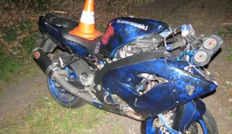 Srnec skočil přímo pod kola motorky. Řidiče s těžkým zraněním transportoval vrtulník