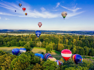 Čokoláda, horkovzdušné balony i hudba pod širým nebem. Co o víkendu v hradeckém kraji podniknout?