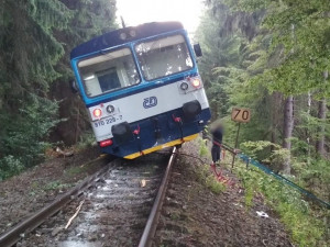 Osobní vlak na Trutnovsku vjel do nastražených kamenů, případ řeší policie
