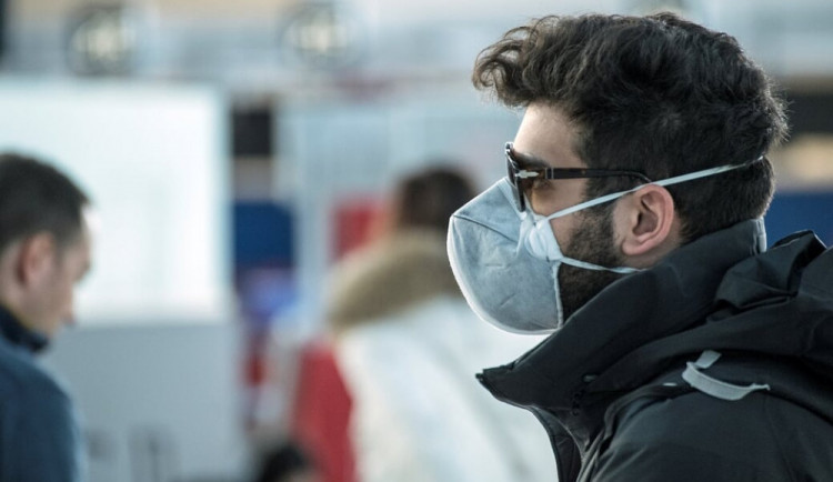 Při návštěvě doktora radí krajští hygienici používat roušky a respirátory. Stejně tak v sociálních službách