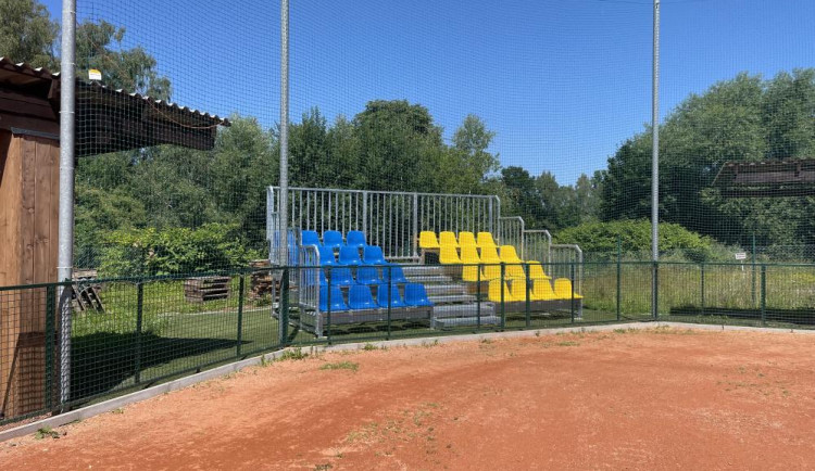 Fanoušci baseballu v Trutnově si sednou. Město nechalo u hřiště postavit čtyři tribuny