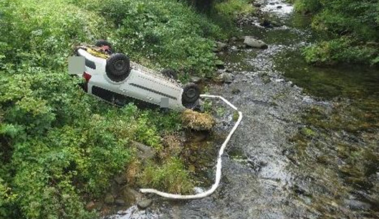 V Peci pod Sněžkou skončilo auto v řece. Řidička pravděpodobně nezatáhla ruční brzdu