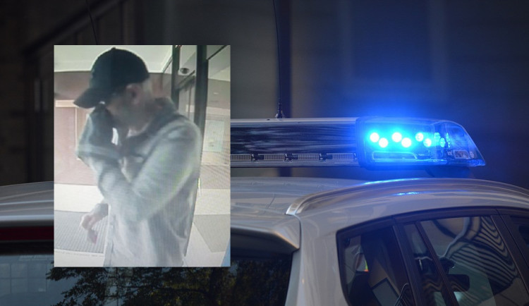 Nepoznáváte ho? Ukradl batoh s hotovostí a jeho majiteli vybral z účtu peníze