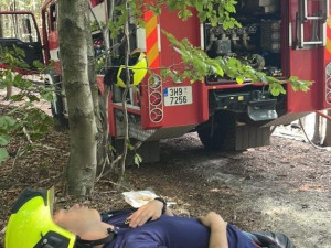 V Českém Švýcarsku pomáhají i dobrovolní hasiči z Hradce Králové. Denně naběhají 14 kilometrů