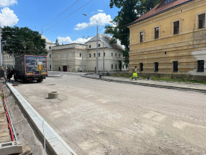 Hradecká Fortna už má kruhový objezd. Práce jdou podle plánu