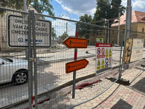 Hradecká Fortna už má kruhový objezd. Práce jdou podle plánu