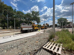 Hradecká Fortna už má kruhový objezd. Práce jdou podle plánu