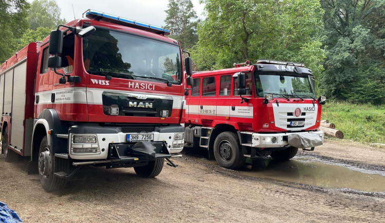 V Českém Švýcarsku pomáhají i dobrovolní hasiči z Hradce Králové. Denně naběhají 14 kilometrů