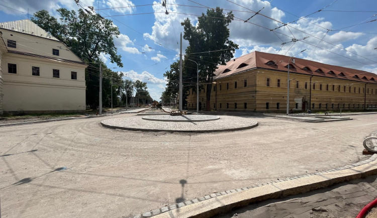 Hradecká Fortna už má kruhový objezd. Práce jdou podle plánu